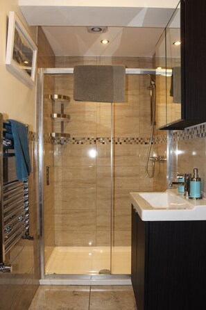 Luxe studio, uitzicht op zee (Purple) | Badkamer | Een douche, gratis toiletartikelen, een haardroger, handdoeken