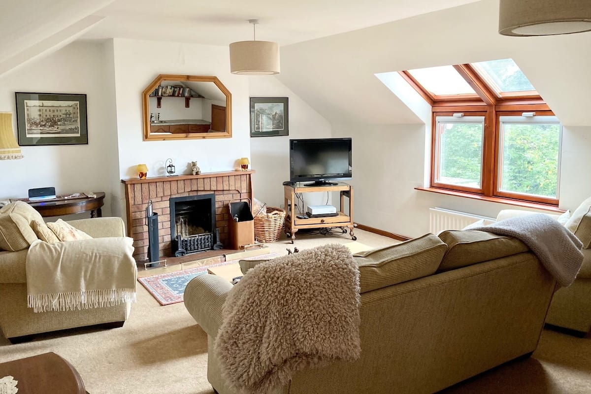 Cottage, 3 Bedrooms, Accessible, Courtyard View | Living area | Fireplace