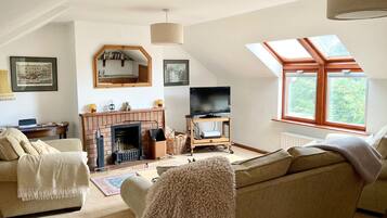 Cottage, 3 Bedrooms, Accessible, Courtyard View | Living area | Fireplace