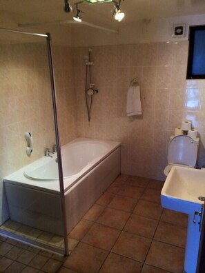A bathroom with a bathtub, a sink, and a toilet. - Kingsmills Cottages Moneymore (Magherafelt)