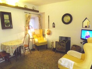 Casa de campo, 2 habitaciones | Zona de estar | Una chimenea