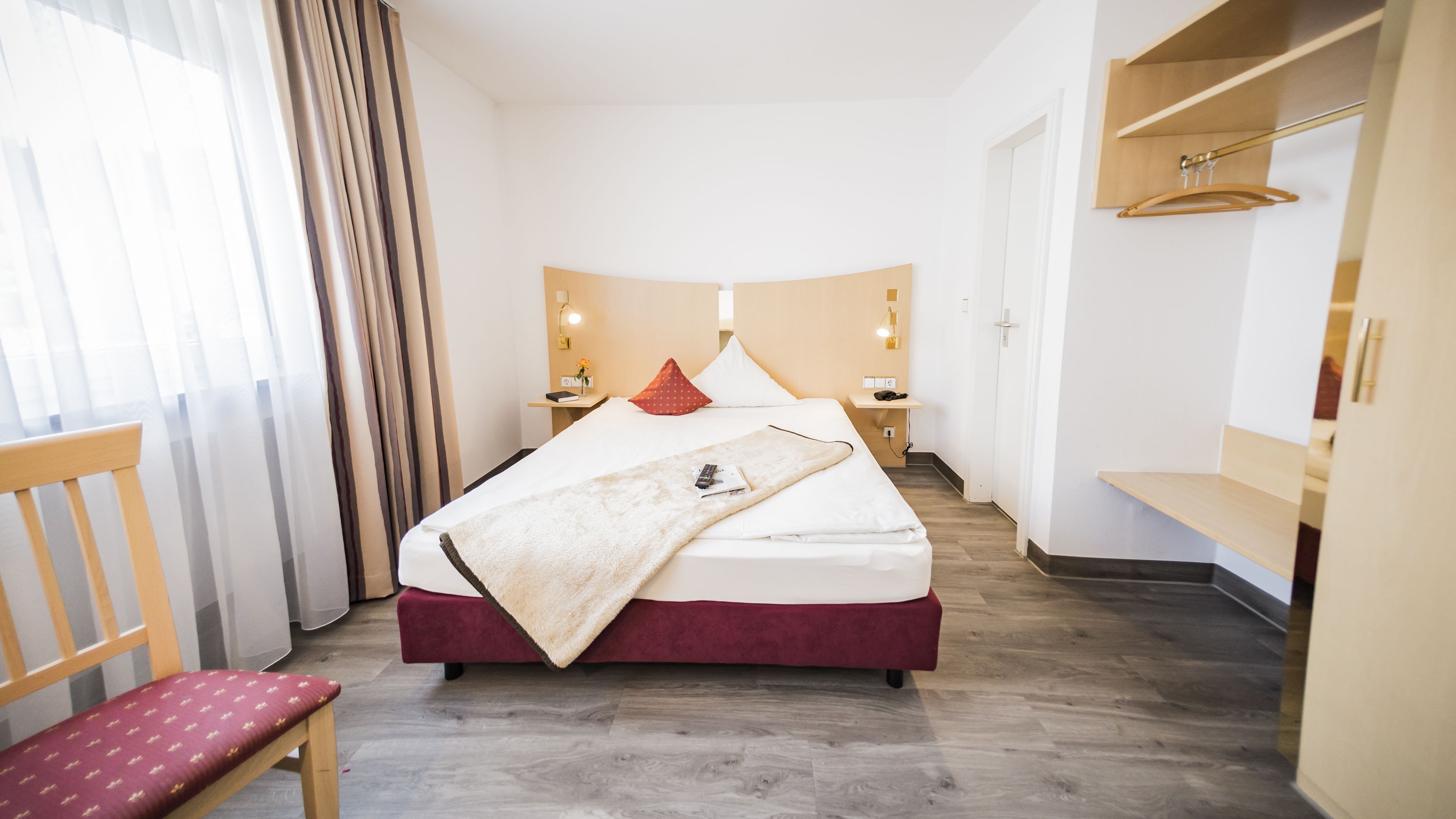 Ropa de cama hipoalergénica, minibar y escritorio 