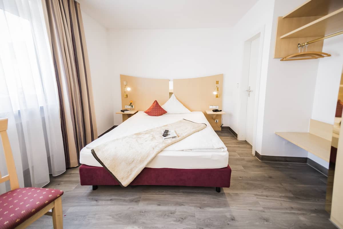 standard single room | hypo-allergenic bedding, minibar, desk, laptop workspace