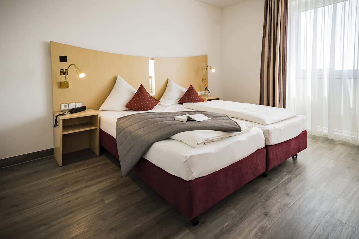 Standaard kamer, 1 twee- of 2 eenpersoonsbedden | Hypoallergeen beddengoed, een minibar, een bureau, een laptopwerkplek