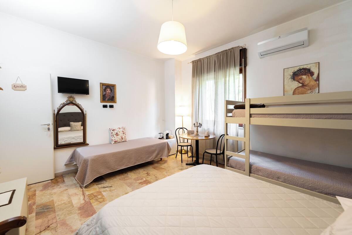 ห้องแฟมิลี่สำหรับสี่ท่าน, วิวสวน | 1 ห้องนอน, มินิบาร์, โต๊ะทำงาน, ห้องเก็บเสียง