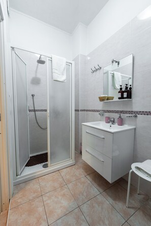 Familien-Vierbettzimmer, Gartenblick | Badezimmer | Regendusche, kostenlose Toilettenartikel, Haartrockner, Bidet