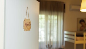 A wooden sign with the word "Apo" hanging on a wall. - L'anfiteatro di Pompei B&B (Pompei)