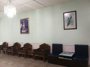 Lobby sitting area - Singapore Hotel (Hat Yai)