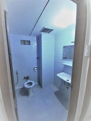 Shower, rainfall showerhead, free toiletries, towels