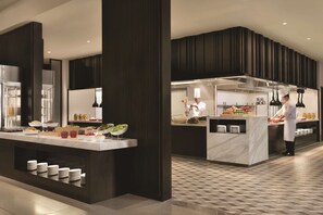 Déjeuner, dîner et souper servis sur place
