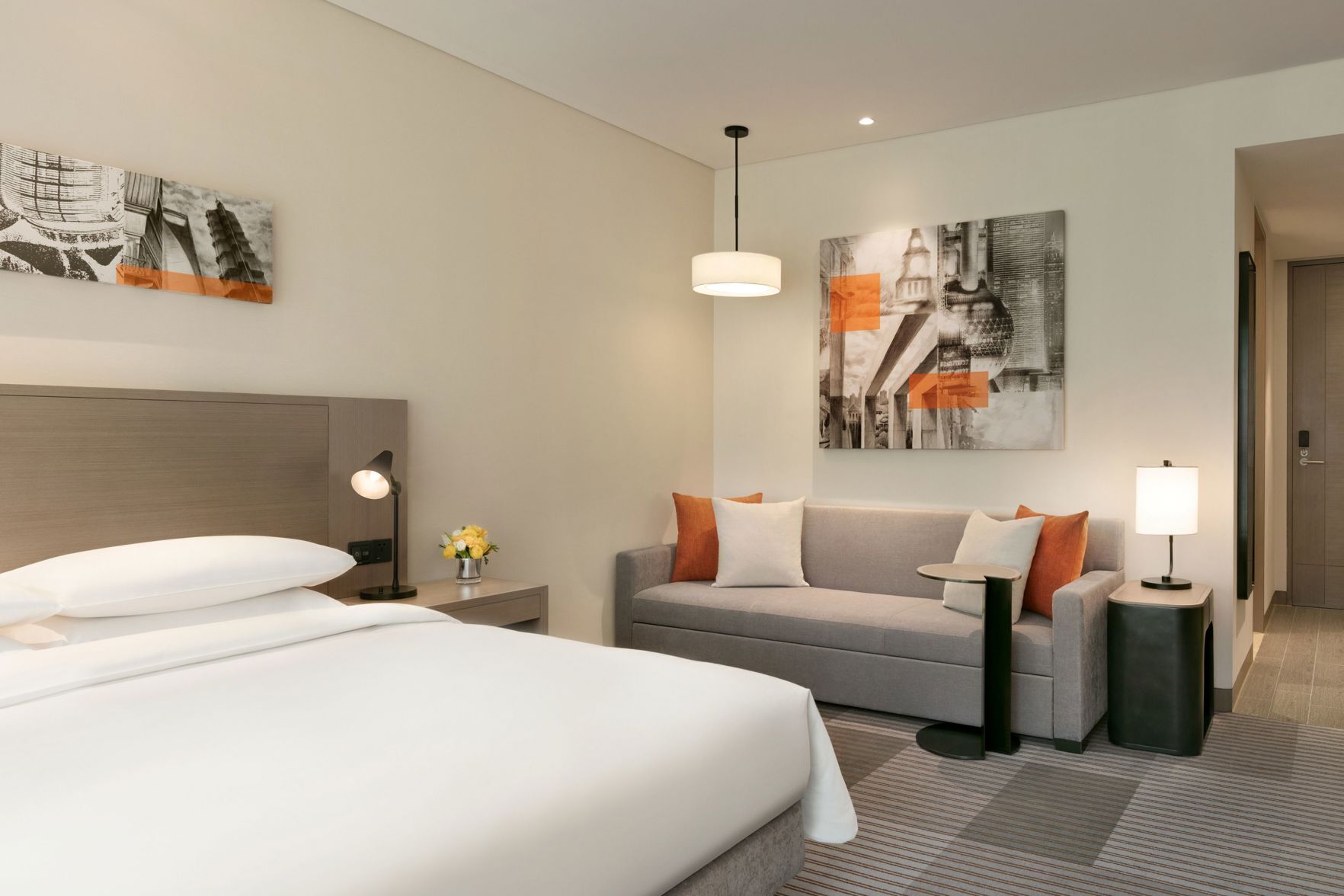 1 kamar tidur, brankas, meja kerja, dan kedap suara