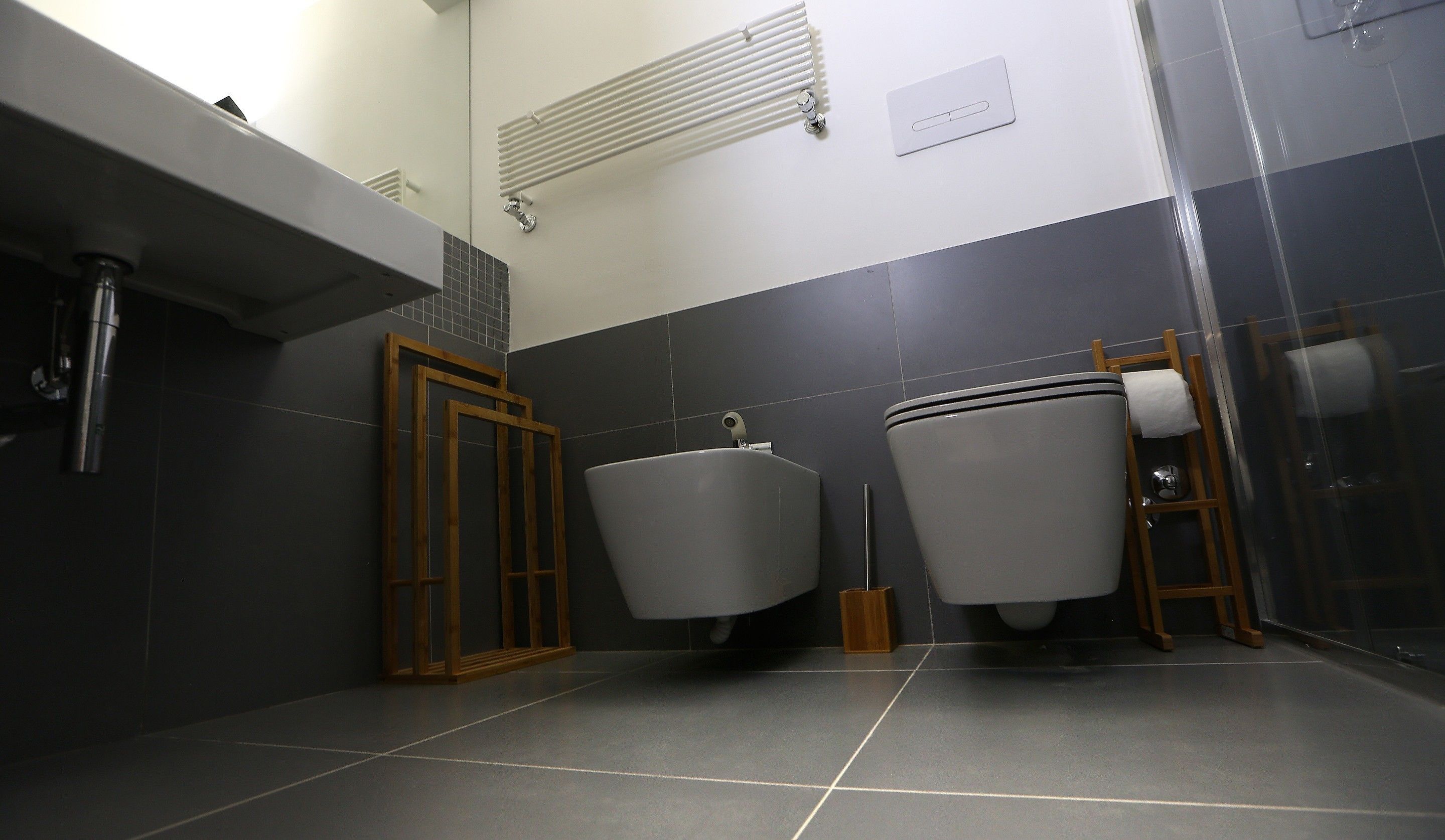 Un baño moderno con bañera, inodoro y zona de ducha.