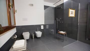 Superior-Doppelzimmer | Badezimmer | Dusche, kostenlose Toilettenartikel, Haartrockner, Bidet