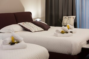 三人房 | 迷你吧、房內夾萬、書桌、免費 Wi-Fi