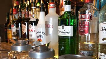 Un bar où l’on trouve différentes bouteilles d’alcool et des bocaux remplis de noix.
