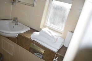 Habitació doble estàndard, 1 llit doble | Bany | Dutxa, articles de tocador gratuïts, assecador de cabells i tovalloles