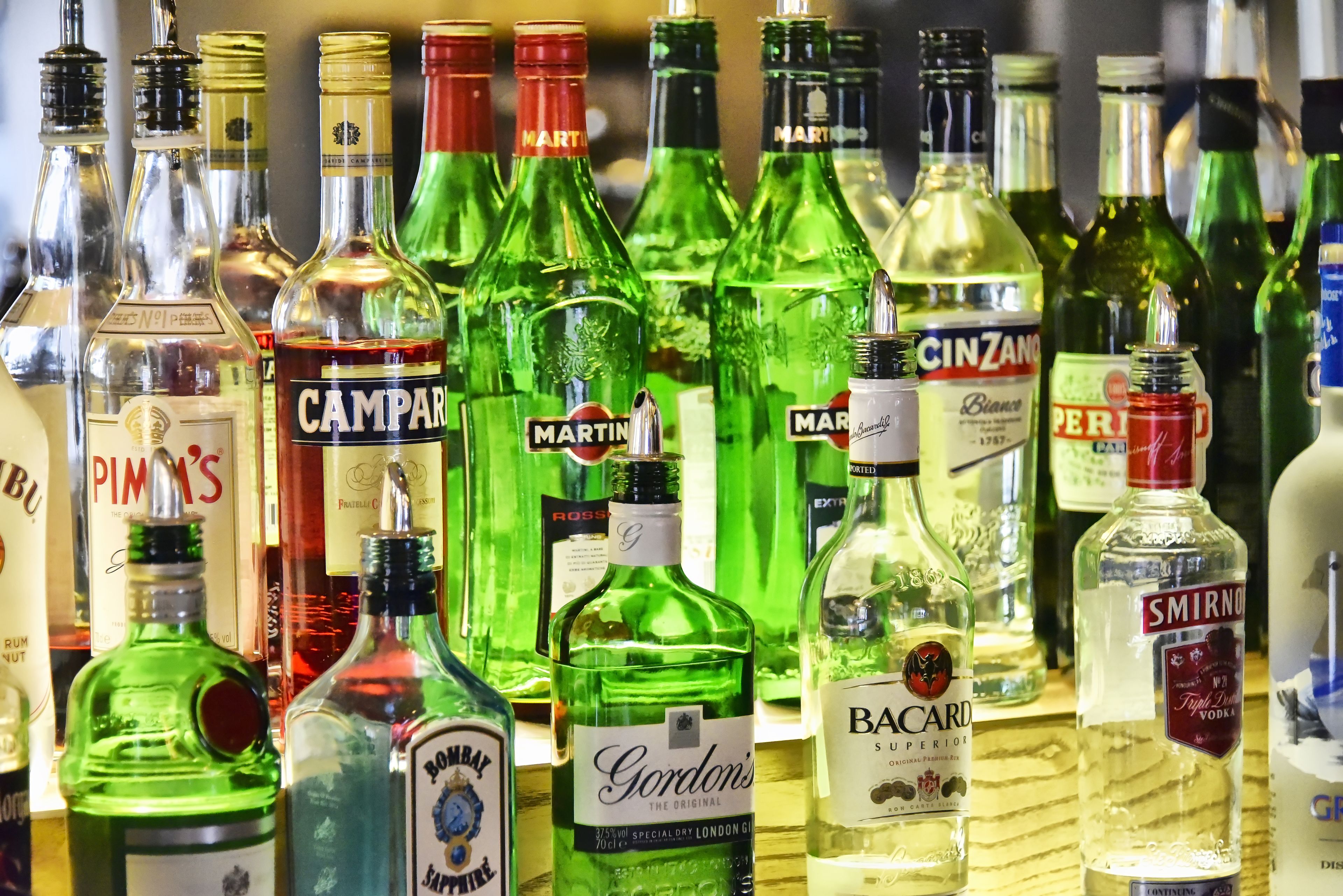 Variedad de botellas de licor en una estantería.