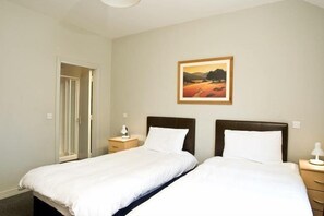 House, 3 Bedrooms | 3 bedrooms, iron/ironing board, cots/infant beds, free WiFi - Bunratty Castle Gardens Home (Bunratty)