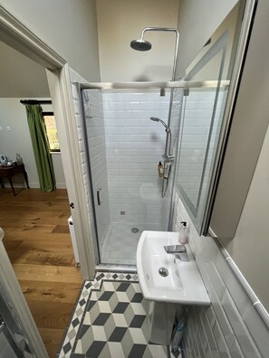 Standard Double Room, Ensuite, Garden View (Burwell Room) | Bathroom