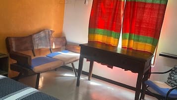 Värdeförvaringsskåp på rummet, skrivbord, gratis wi-fi och sängkläder
