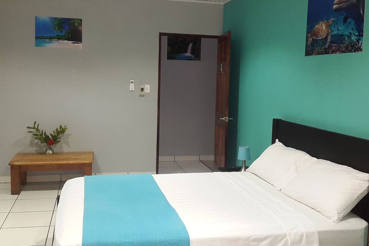 Quarto standard, 1 cama Queen | 1 quarto, roupas de cama premium, espaço de trabalho para notebook