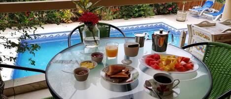 Se ofrece un desayuno continental (7 USD por persona)