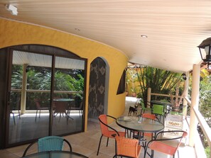 Terrace/patio - Hotel Colibri (Quepos)