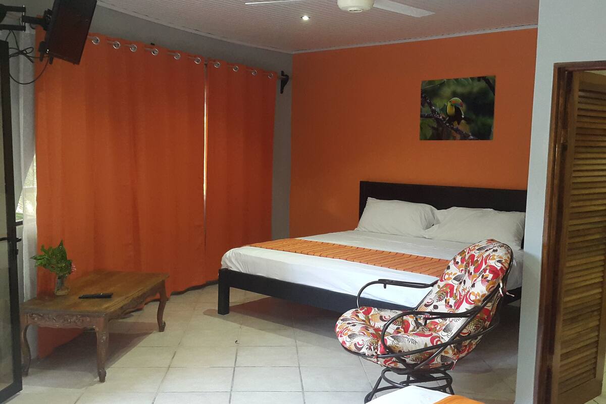 Quarto luxo | 1 quarto, roupas de cama premium, espaço de trabalho para notebook