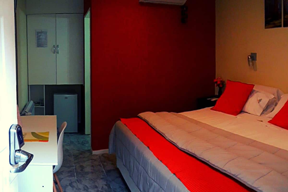 Premium Room, 1 King Bed | Premium bedding, Select Comfort beds, minibar, in-room safe