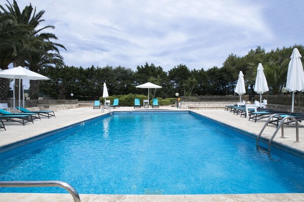 En säsongsöppen utomhuspool