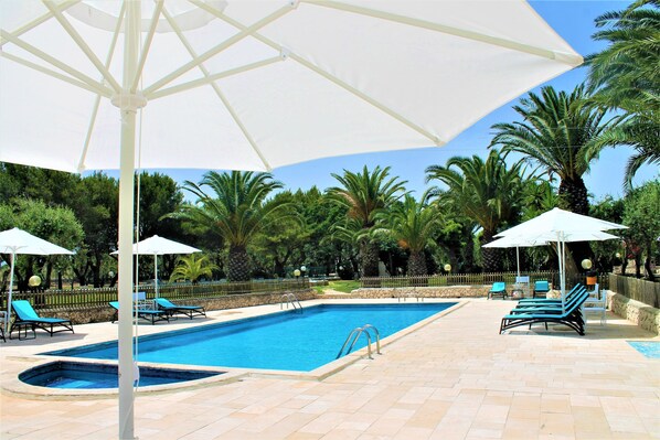 Una piscina al aire libre de temporada