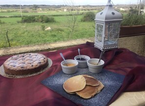Se ofrece un desayuno bufé (8 EUR por persona)