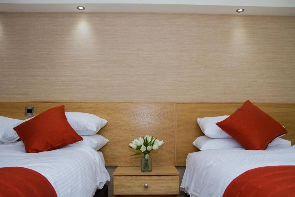 desk, free wifi, bed sheets