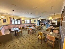 供应早餐、午餐和晚餐