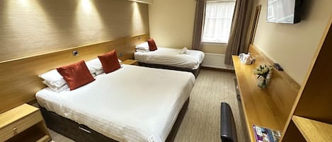 Suite Standard, salle de bain attenante | Bureau, accĂšs au Wi-Fi (inclus), literie fournie