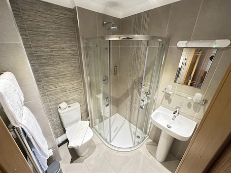 Shower, hair dryer, towels. Hill Park Hotel