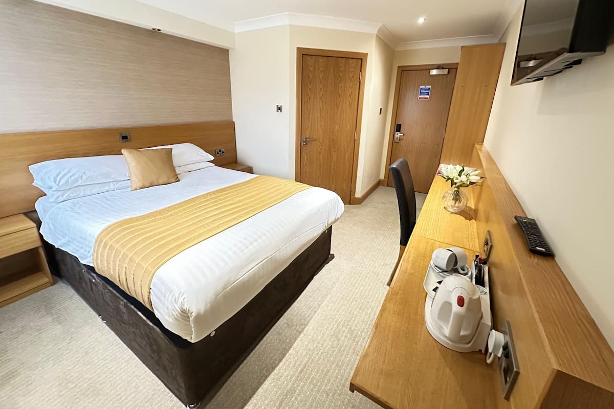 1 habitación, escritorio, wifi gratis y ropa de cama