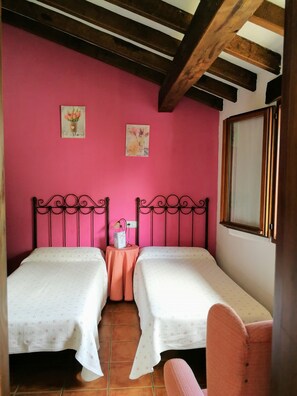 Individually decorated, individually furnished, blackout drapes - Pasaje San Jorge (Comillas)