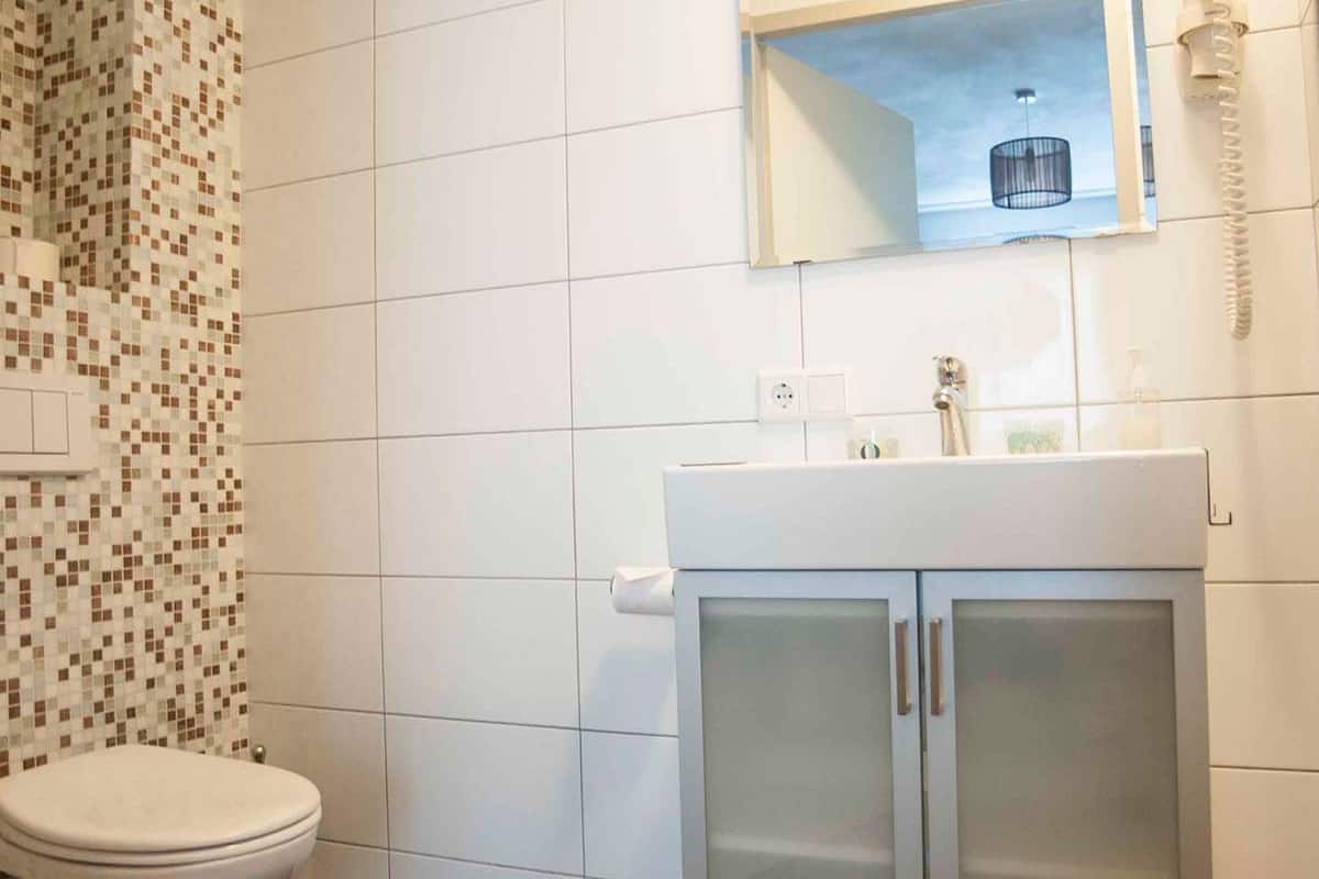 double room | bathroom | shower, rainfall showerhead, free toiletries, hair dryer