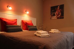 เครื่องนอนระดับพรีเมียม, โต๊ะทำงาน, เตารีด/โต๊ะรีดผ้า