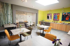 อาหารเช้าแบบบุฟเฟ่ต์ทุกวัน (EUR 7 ต่อคน)