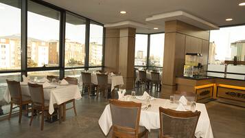 Se sirven desayunos, comidas, cenas y cocina turca