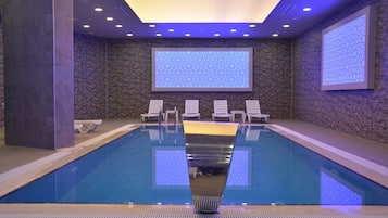 Kolam renang indoor, dengan kursi berjemur