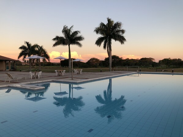 Una piscina al aire libre