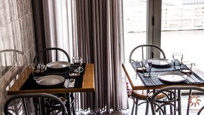 A dining area with two tables, each set with plates, glasses, and cutlery. - Nine Senses Guest House (Ovar)