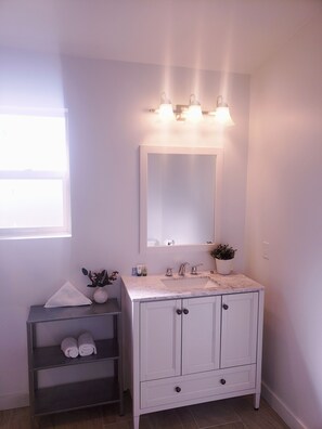 Combined shower/tub, free toiletries, hair dryer, towels