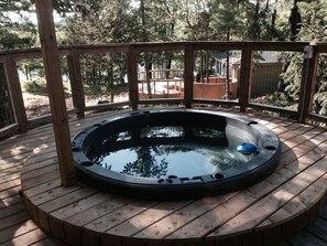 Luxury Cottage, 4 Bedrooms, Hot Tub, Lake View | Outdoor spa tub