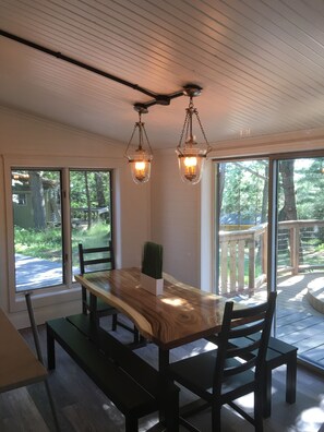 Luxury Cottage, 4 Bedrooms, Hot Tub, Lake View | In-room dining