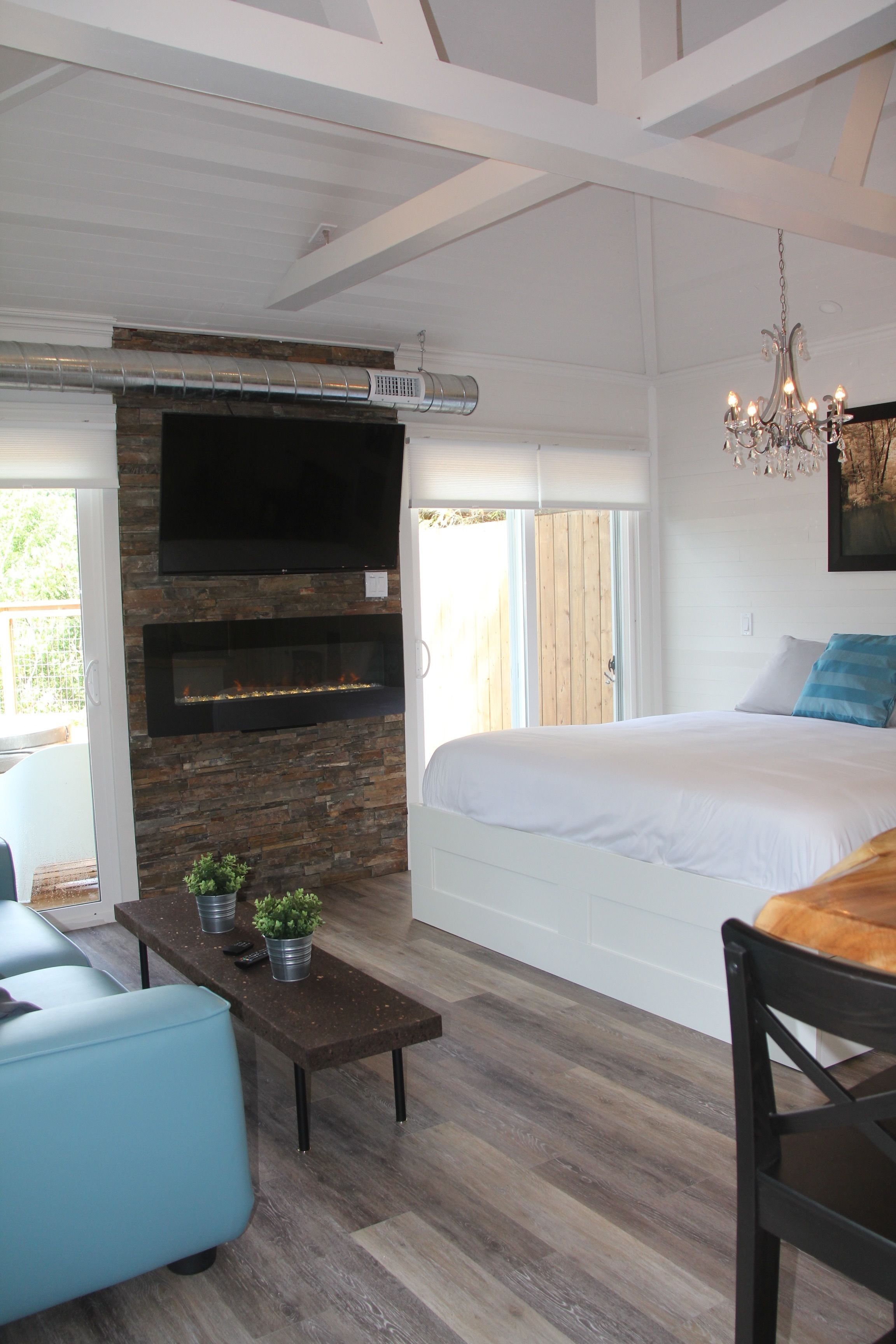 Casa de campo superluxo, várias camas, banheira de imersão, vista para o rio | Área de estar | TV LED