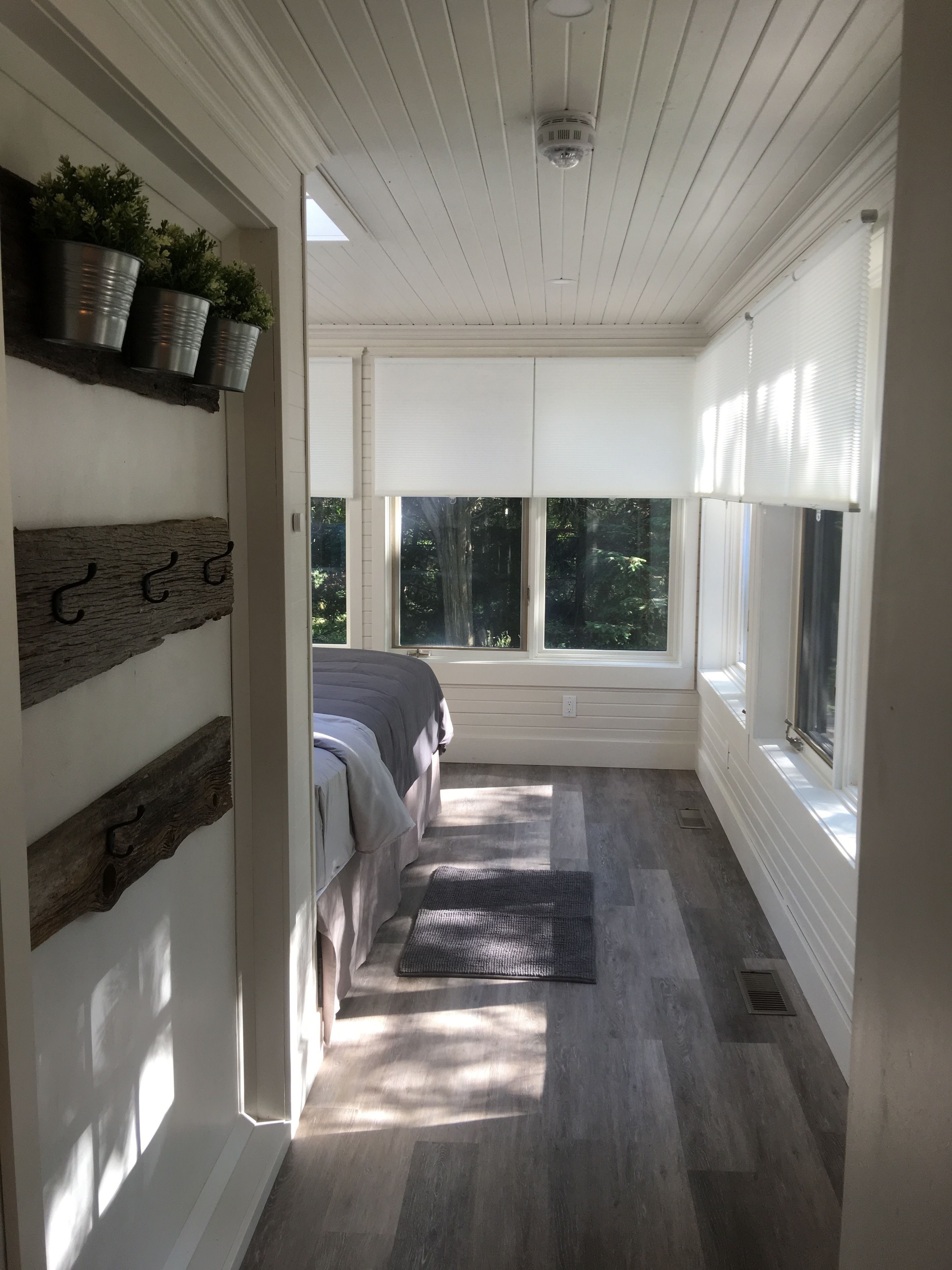 Cottage Mewah, 4 kamar tidur, hot tub, pemandangan danau | Seprai premium, bantalan ekstra lembut, dan didekorasi berbeda-beda